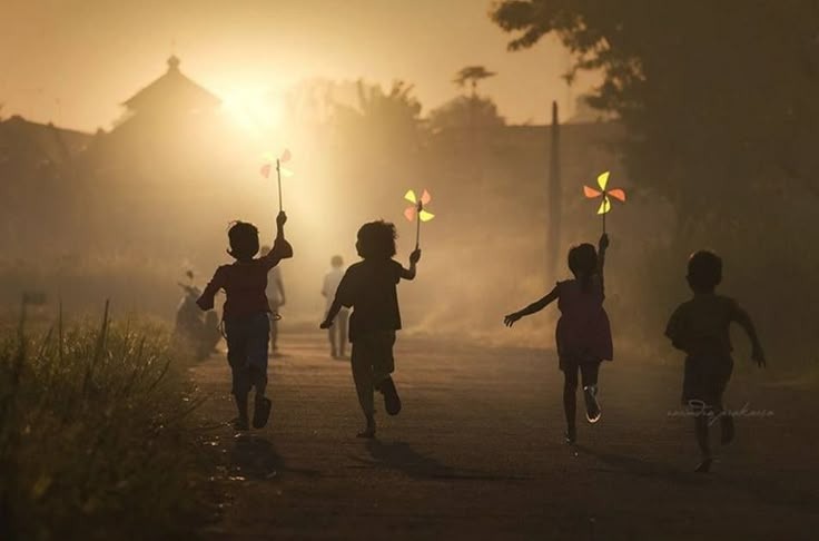 Tawa Anak-Anak di Jalan Lapangan